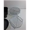 Image 3 : Baking Trays, Cupcake Molds and Trivets