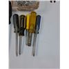 Image 4 : Varying Deluxe Tool Lot Chalk Line, Laser Level, Razor Knife, Vise Grips, Staple Hammer, Screwdriver