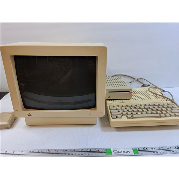 Apple Desktop Monitor w/Keyboard, Mouse, & Floppy Disk Drive, Powers On, As Is, CAMMPT SHIP