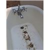 Image 4 : ** Cast Iron Clawfoot Bathtub - Outer Rim: 62"L x 30.5"W x 26"T, Inside: 17"D x 24"W x 54" - CANNOT
