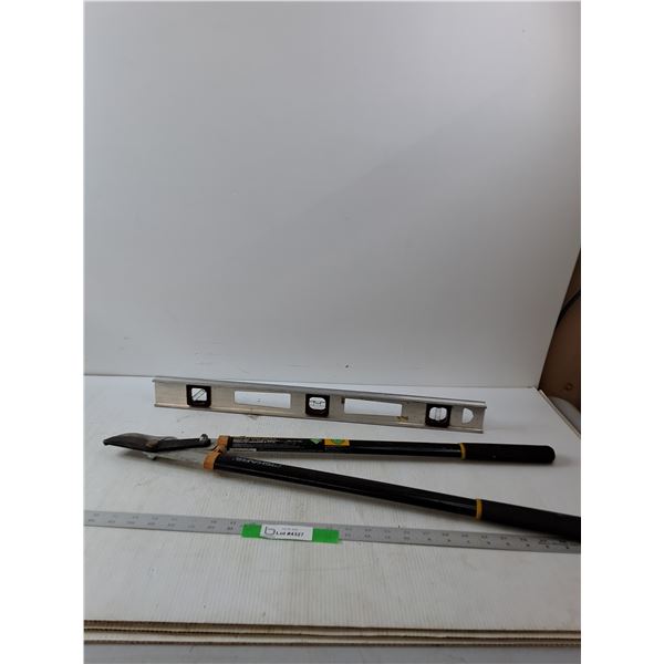 Fiskars Bypass Lopper & 2ft Level - PICK UP