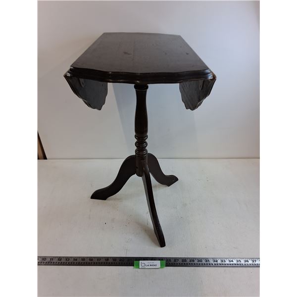 *Wooden Expandable Entrance Table - Missing One Slat - 22" Dia Fully Open x 24" Tall - Pickup Only