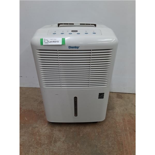 * Danby De-Humidifier - Powers On - 20x13x9.5" - Pickup Only