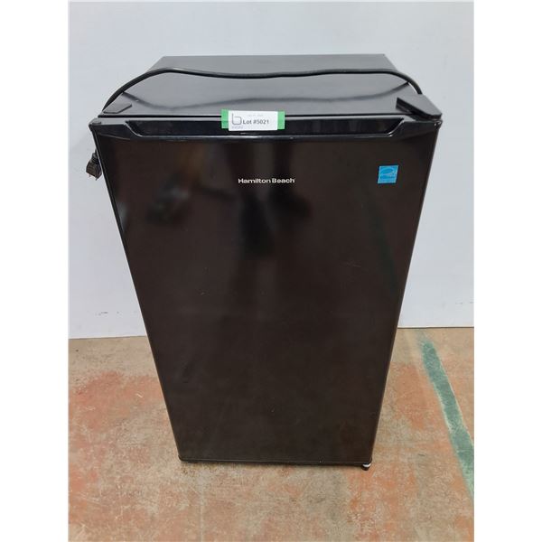 * Hamilton Beach Mini Fridge - 18.5x18x33" - Power Detected - Pickup Only