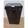 Image 1 : * Hamilton Beach Mini Fridge - 18.5x18x33" - Power Detected - Pickup Only