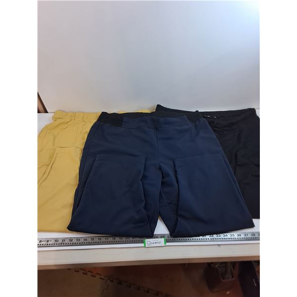 (3) Women's Comfort Pants (Old Navy 3X, Joe Fresh 2X, Reitman's 22 Reg)
