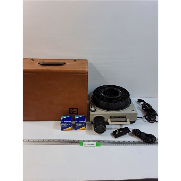 Kodak Slide Projector - Powers On, Turns Slides, Extra Bulbs & Carrying Case