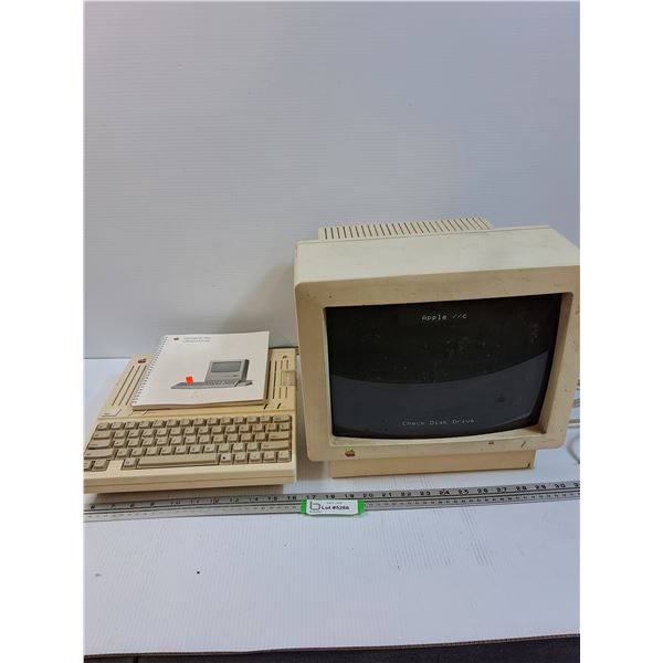Retro Apple Color Monitor IIC & Keyboard & Manual & Mouse - Both Power On - Cannot Ship