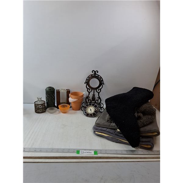 (4) Bathroom Mats, Flower Pots Candle Holder & Decorations