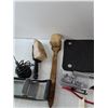 Image 4 : Rubber Mat, Scrub Brushes, Bungee Cord, Antenna