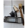 Image 5 : Rubber Mat, Scrub Brushes, Bungee Cord, Antenna