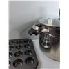 Image 8 : (2) Cutting Boards, (2) Muffin Trays, (4) Bread Pan, Misc