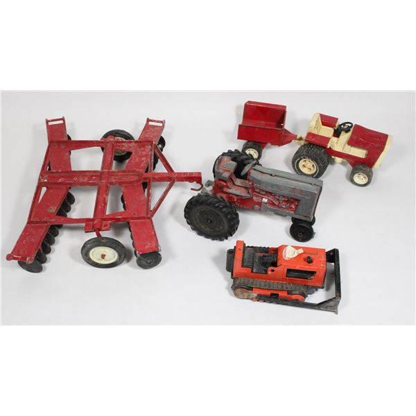 BUNDLE OF VINTAGE DIE CAST FARM THEME TOYS