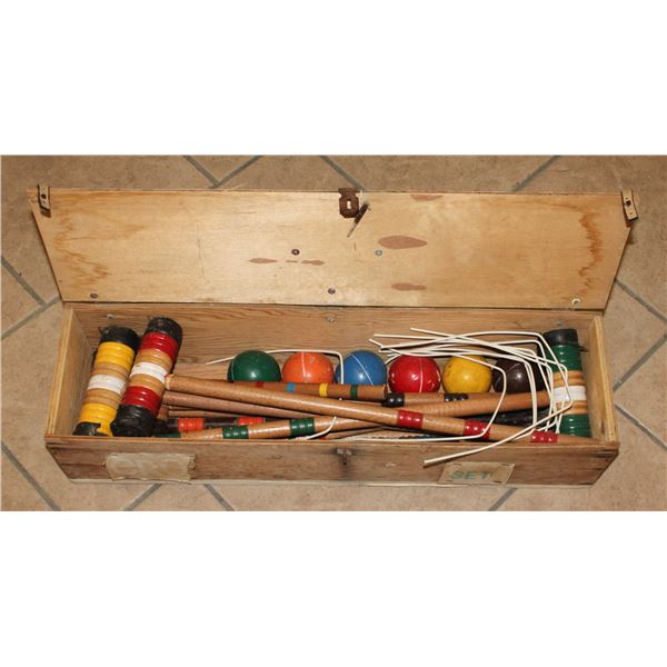 VINTAGE CROCHET SET IN CASE