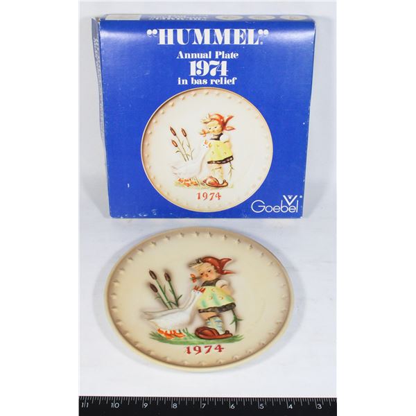 HUMMEL ANNUAL PLATE 1974 IN BAS RELIEF