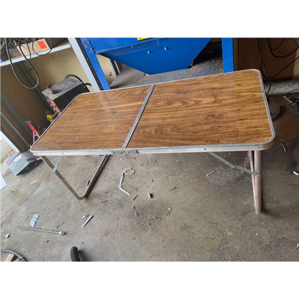 Folding table