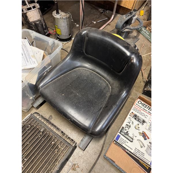 Lawnmower seat