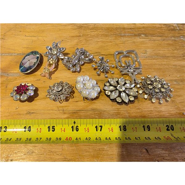 Lot of brooches