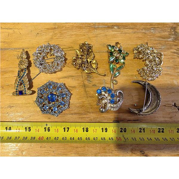 Lot of brooches