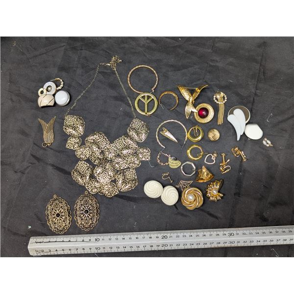 Lot of Misc. Jewelry (Necklaces, earrings, and etc.) (Silver/gold and Silver/gold Tone)