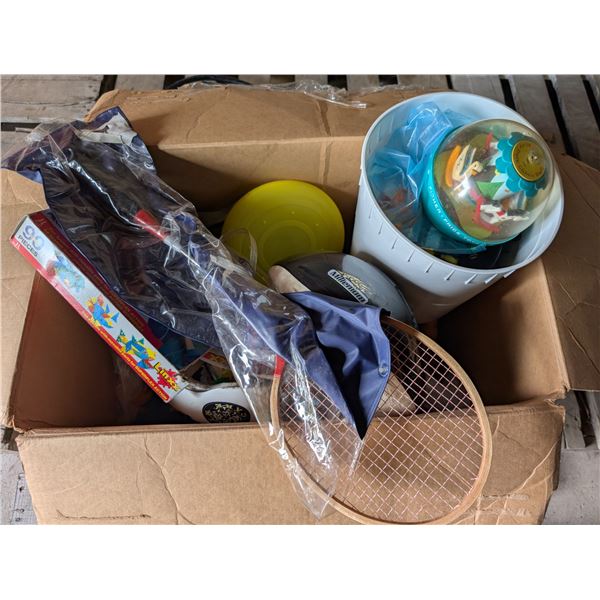 Lot of Vintage Toys (Frisbees', Racket, Dolls, toy Guns, and etc.)