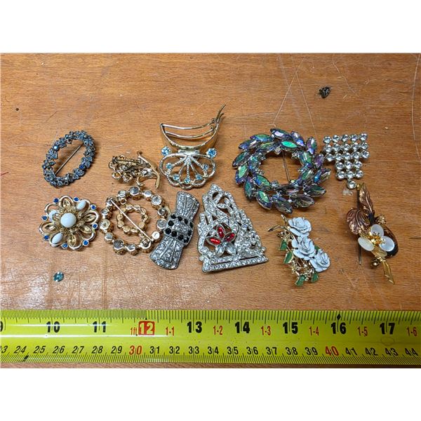 Lot of various broochs