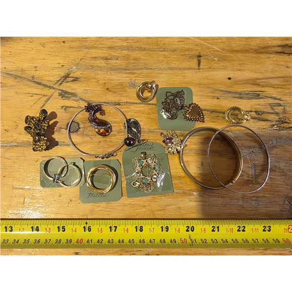 Lot  of jewelery and bracelets
