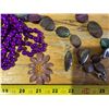 Image 3 : Bracelets and brooches
