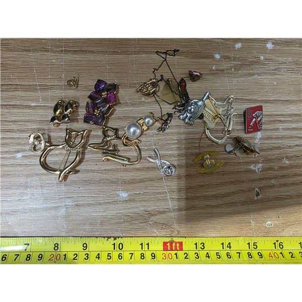 Lot of brooches