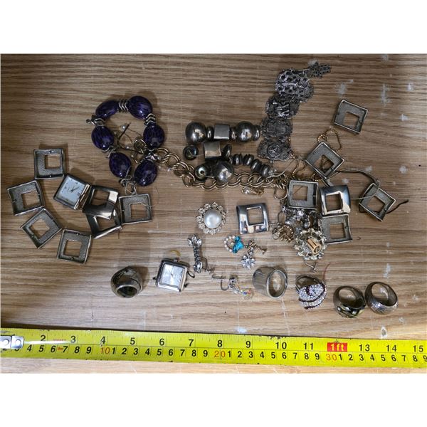 Lot of misc jewelery