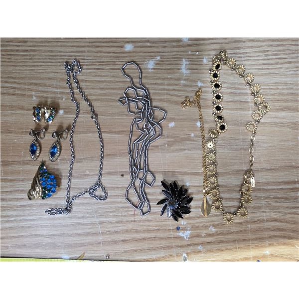 Lot of jewelery