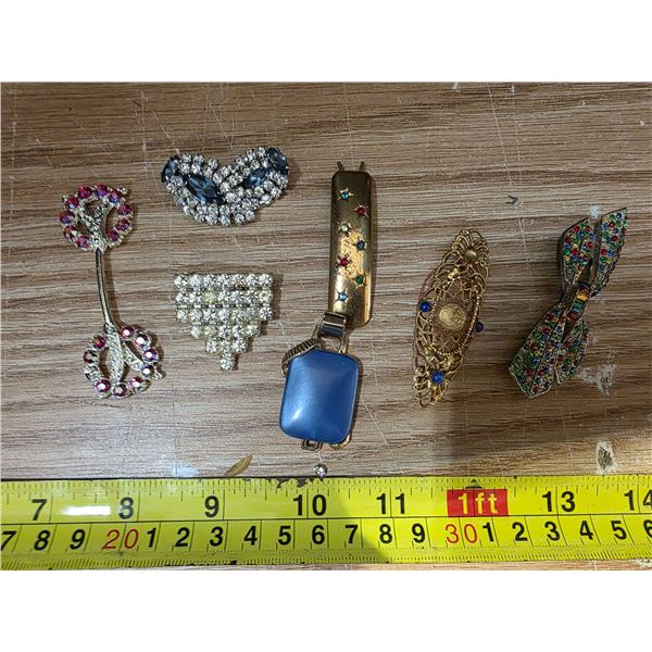 Lot of brooches