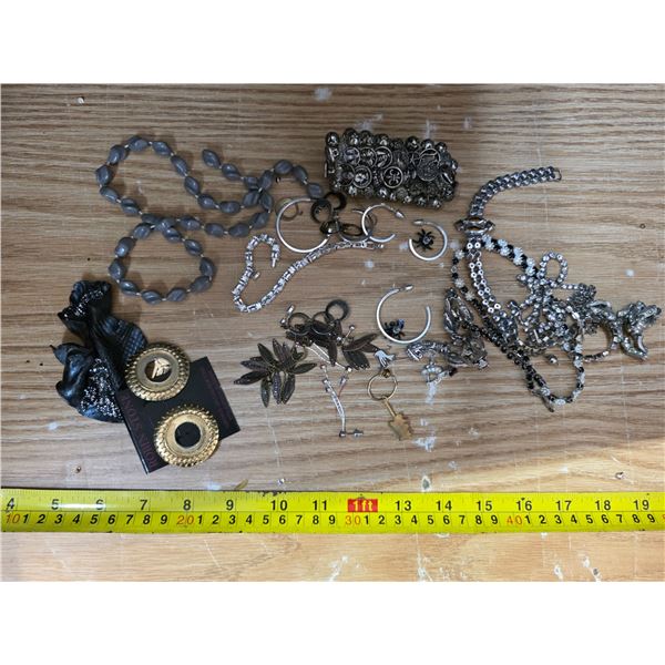 Lot of misc jewelery