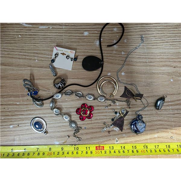 Lot of misc jewelery