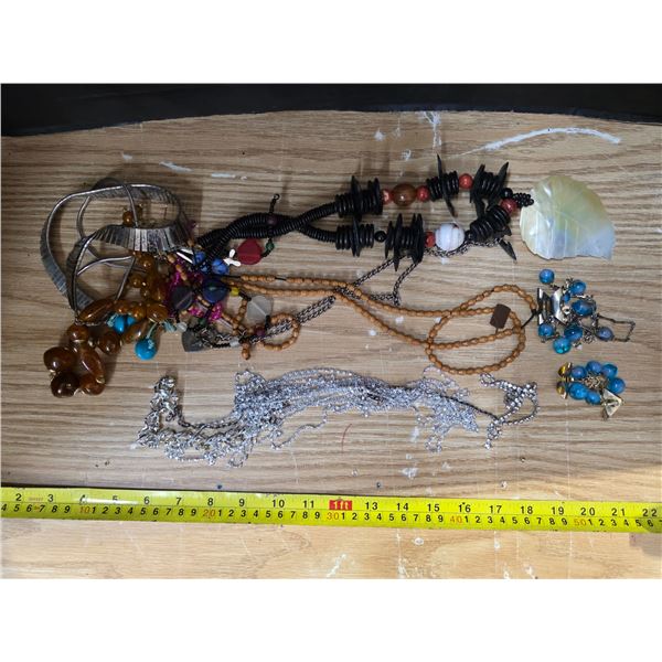 Lot of misc jewelery