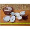 Image 1 : China, tin and nesting chickens