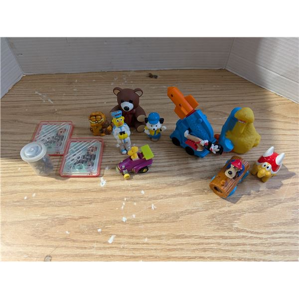 Lot of Vintage Miniature Toys (Nintendo, Sesame Street, Garfield, Charlie Brown, And etc.)
