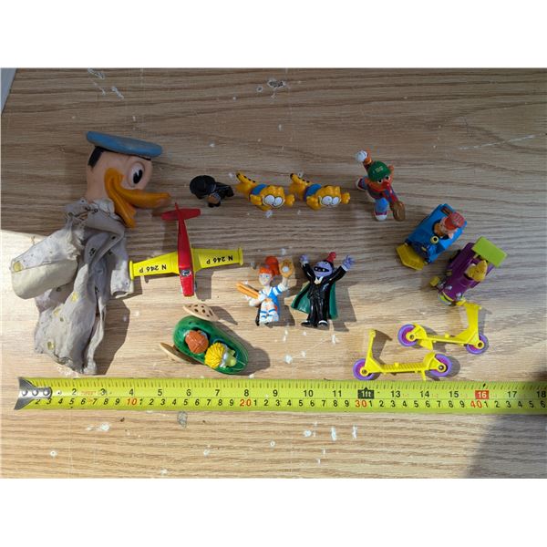 Lot of small Vintage Toys (Garfield, Sesame Street, Charlie Brown, and etc.)