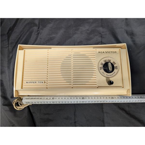 Vintage RCA Victor Nipper Ten SS Table Radio 1951-1957