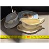 Image 3 : 2 gravey boats and plate