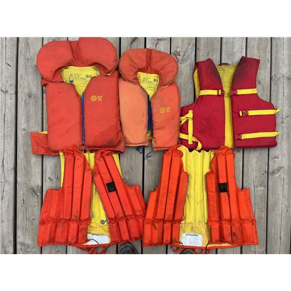 885 – Lot of 5 older life jackets. Could use a cleaning.