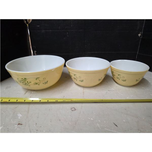 set of 3 nesting pyrex bowls