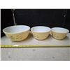 Image 1 : set of 3 nesting pyrex bowls