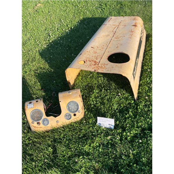Case Comfort King hood & gauge console