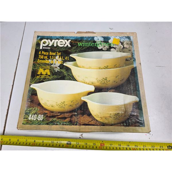 Pyrex wintergreen 4 piece bowl set # 440-80 Sealed new in box