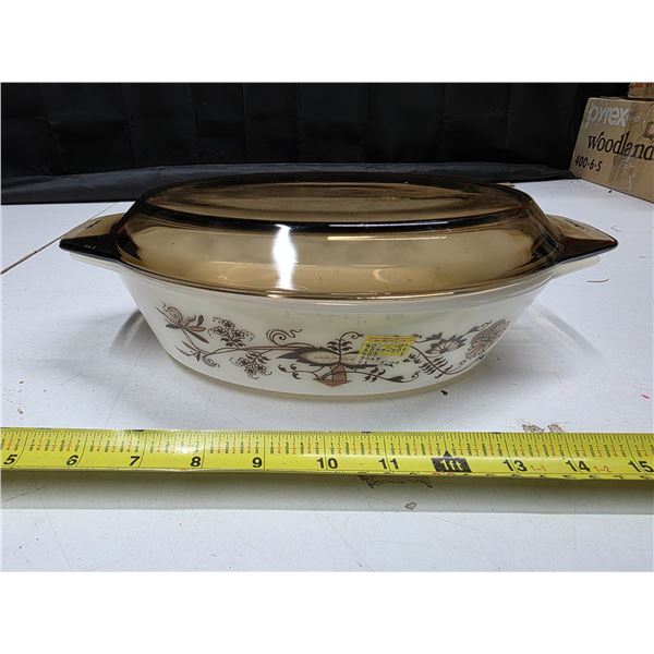 Pyrex brown dish with lid