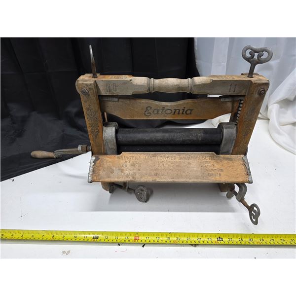 Antique clothes wringer