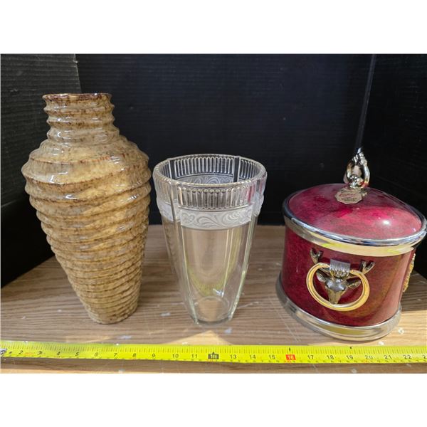 2 vases and container