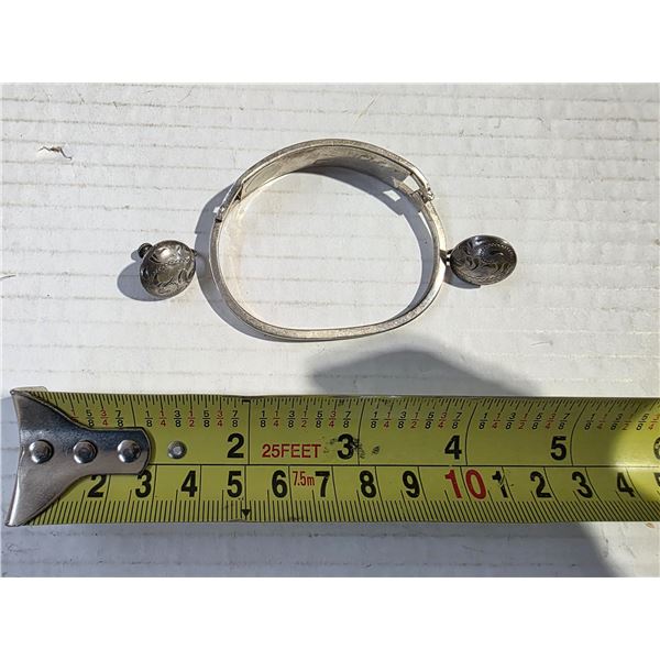 Silver bracelet and eaings