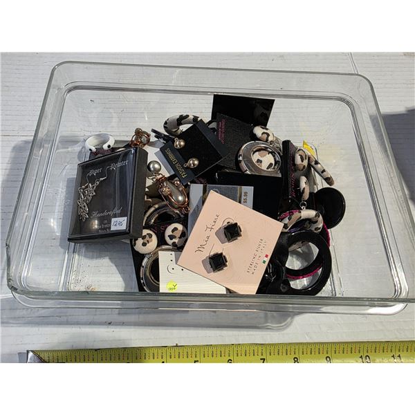 Lot of misc jewelery,earings